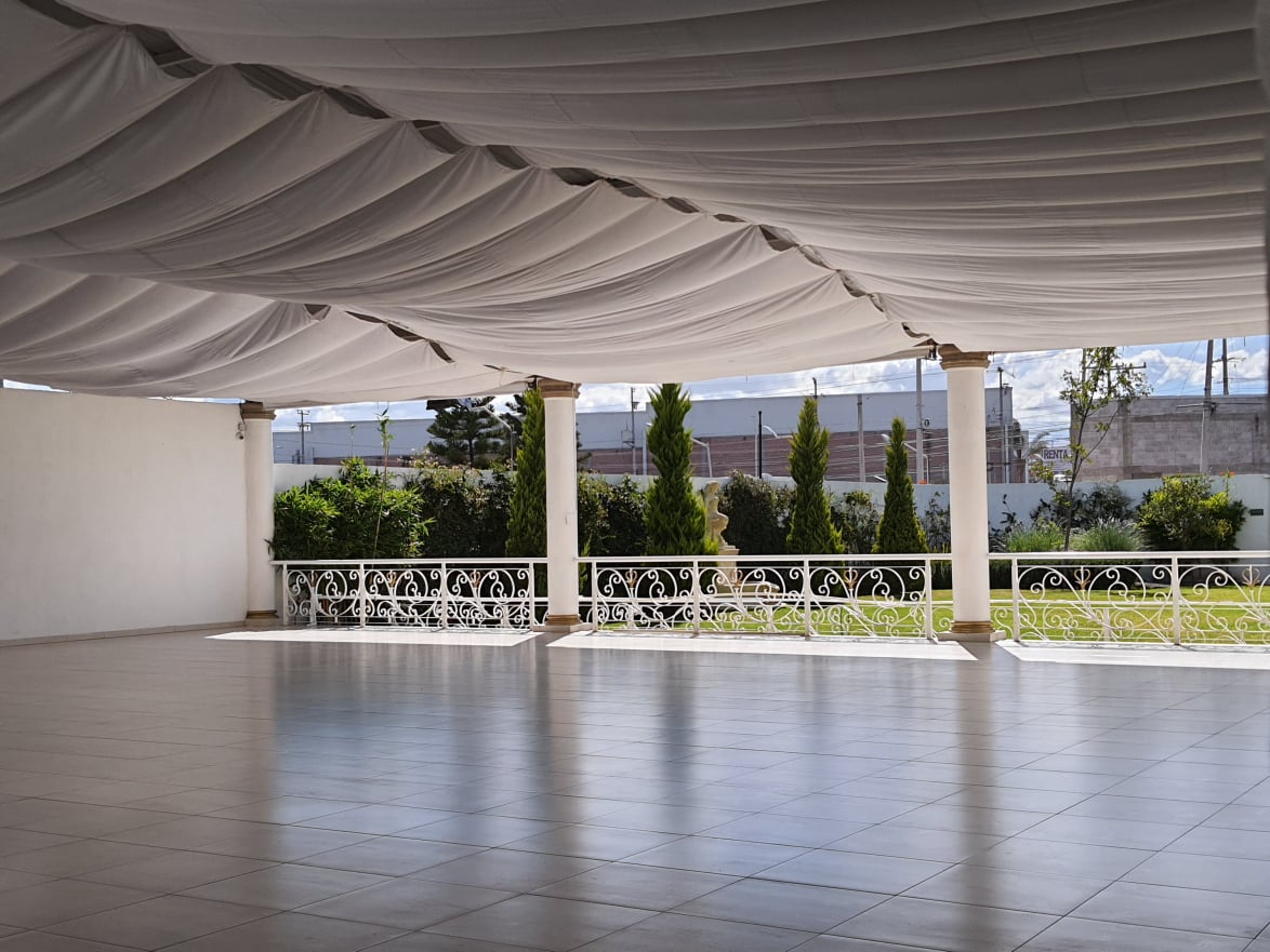 Partenon salón y jardín